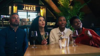 Bir grup arkadaş, cevabı modern bir restoranda bulduklarını kutluyorlar. Yüksek kalite 4k görüntü