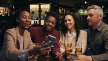 Modern bir restoranda fotoğraf çeken Afrikalı ve beyaz bir çift. Yüksek kalite 4k görüntü