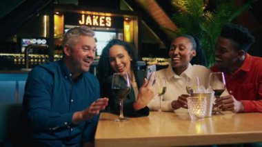 Modern bir restoranda arkadaşlarını ailesiyle tanıştıran beyaz bir kadın. Yüksek kalite 4k görüntü