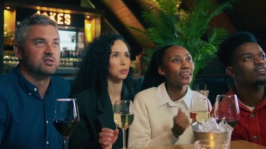 Modern bir restoranda randevularında tahmin oyunu oynayan iki çift. Yüksek kalite 4k görüntü