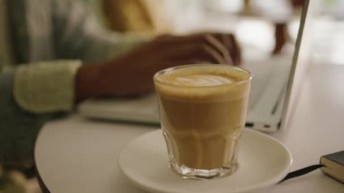 Bilgisayarda yazı yazan Afro-Amerikan. Modern bir kahve dükkanında. Yüksek kalite 4k görüntü