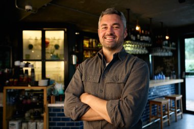 Modern bir restoranda kollarını kavuşturan beyaz bir yemlik. Yüksek kalite fotoğraf