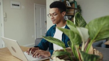 Afrikalı Amerikalı üniversite öğrencisi, modern bir dairede profesörüne e-posta gönderiyor. Yüksek kalite 4k görüntü