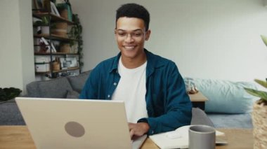Afrikalı Amerikalı iş adamı modern bir dairede ayın iş raporunu inceliyor. Yüksek kalite 4k görüntü