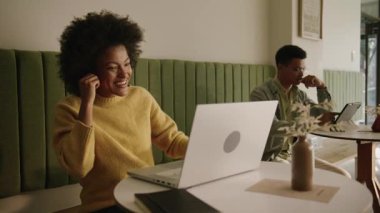 Afro-Amerikalı bir kadın modern bir kahve ile iş görüşmesi yapıyor. Yüksek kalite 4k görüntü