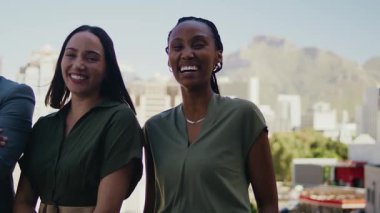 Çeşitli iş adamlarının gündüz vakti dışarıda güvenle sırıttığı görüntüler.