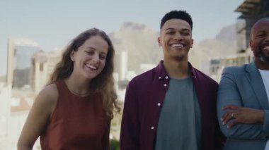 Gündüz vakti güvenle gülümseyen çeşitli iş adamlarının görüntüsü.