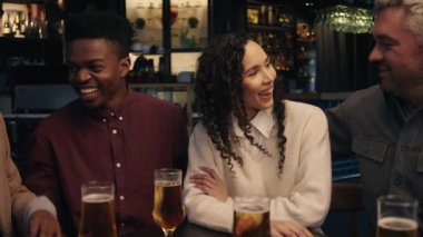 Modern bir restoranda gülümseyen ve gülen Afrikalı ve beyaz bir çift. Yüksek kalite 4k görüntü