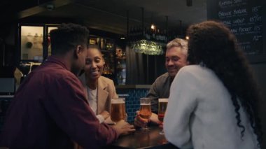 Afrikalı bir kadın arkadaşlarına modern bir restoranda neler olduğunu anlatıyor. Yüksek kalite 4k görüntü