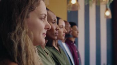 Gündüz vakti modern ofis içinde sıraya girmiş çeşitli iş adamları.