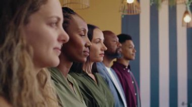 Gündüz vakti modern ofiste profil oluşturan çeşitli erkek ve kadın profesyoneller.