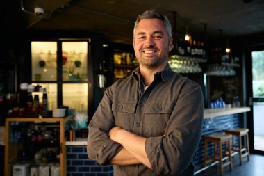 Modern bir restoranda kollarını kavuşturan bir iş adamı. Yüksek kalite fotoğraf