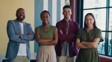 Modern ofiste kollarını kavuşturmuş, şık giyinmiş, sırıtan çeşitli iş adamlarının portresi.