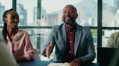 Mutlu iş arkadaşları iş yerindeki modern yönetim kurulunda tartışırken el sıkışıyorlar.