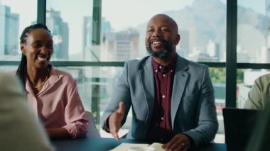 Gündüz vakti modern yönetim kurulunda tartışırken kendine güvenen iş arkadaşları el sıkışıyor.