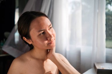 Cilt bakımı, kozmetik ve kendine bakım konsepti için ellerini kullanan Asyalı kadın..