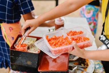 Yemek pişirmek, organik yaşam tarzı ve vejetaryen konsepti için bir tepsi dilimlenmiş domates..