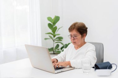 İnternet 'ten bilgi arayan üst düzey Asyalı kadın ev bilgisayarları, teletıp ve ev sağlığı hizmetleri kullanıyor..