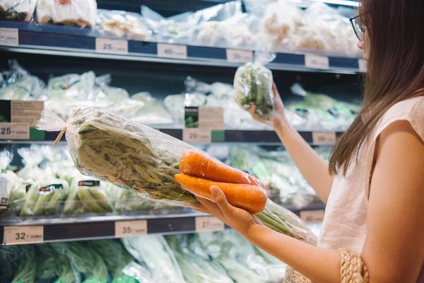Азійська Жінка Купує Овочі Моркву Органічний Спосіб Життя Веганську Концепцію Стокова Картинка
