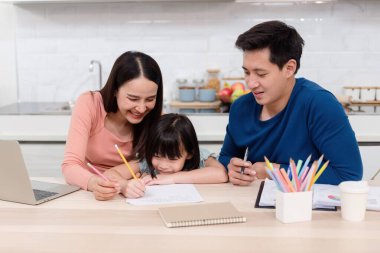 Güzel kadın ve yakışıklı erkekler sevimli Asyalı kızlara beyaz kağıda yazı yazmayı öğretiyor. Evdeki herkes mutlu. Bu aile için yeni normal bir hayat..