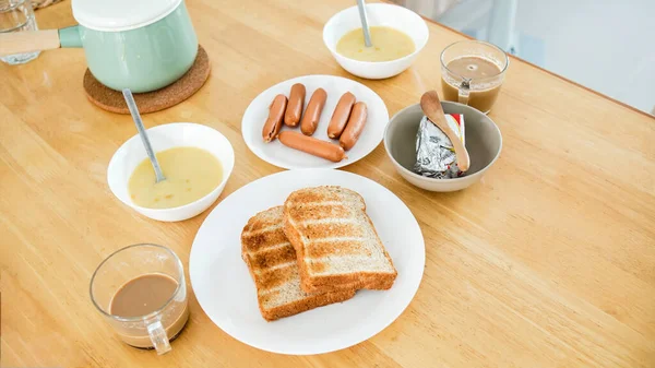 Stół Talerzem Śniadaniowego Jedzenia Kawy Tosty Kiełbaski Zupy Kukurydziane — Zdjęcie stockowe