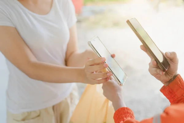 Digital Payment Concept Delivery Worker Verwenden Sie Ein Smartphone Einen — Stockfoto