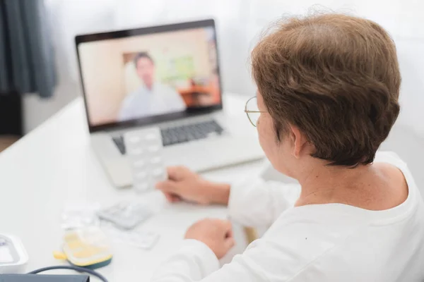 Doktorun tavsiyesini laptopla almak evde teletıp konsepti.