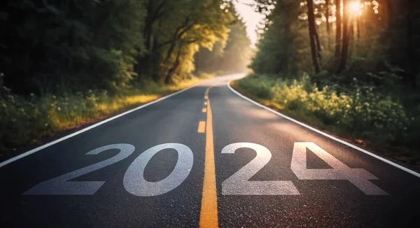 2024 tarihli davetkar, manzaralı bir yol. Güneşin doğuşu ya da batışının sıcacık parıltısıyla yıkanmış. Görüntü 2024 yılının başlangıcını simgeliyor. Değişimi kucaklıyor ve olacakları tahmin ediyor..
