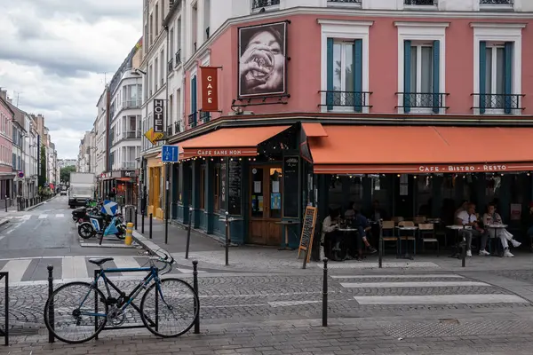 Paris, Fransa - 6 Ağustos 2023: Place de La Reunion, Paris Kafe Sans Nom