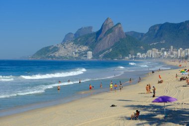 Rio de Janeiro, Brezilya - 27 Nisan 2024: Güneşli bir sabah Ipanema plajı