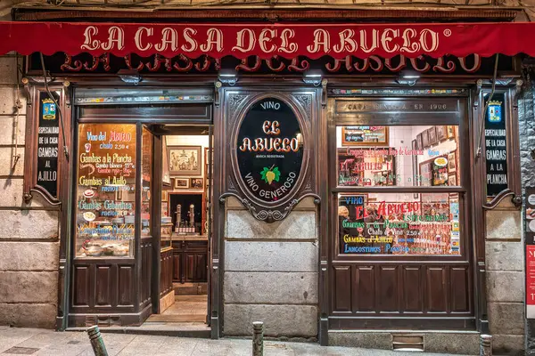 Madrid, İspanya - 9 Ocak 2020: Şarap ve tapaların tipik ve tarihi restoranı, La Casa del Abuelo bistrosu