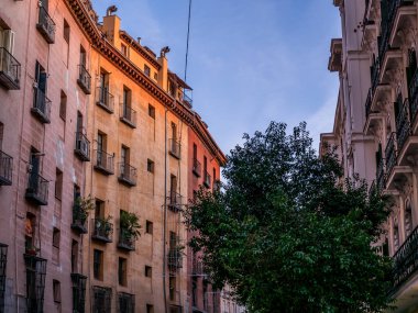 Madrid, İspanya - 10 Ocak 2020: Madrid mimarisinin tipik bina cephesi, renkleri, pencereleri ve balkonlarıyla