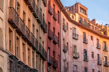 Madrid, İspanya - 10 Ocak 2020: Madrid mimarisinin tipik bina cephesi, renkleri, pencereleri ve balkonlarıyla