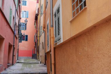 Güzel, Fransa - 23 Mayıs 2022: Eski Güzel Quartier, Fransız Riviera 'sında dar sokak manzarası.