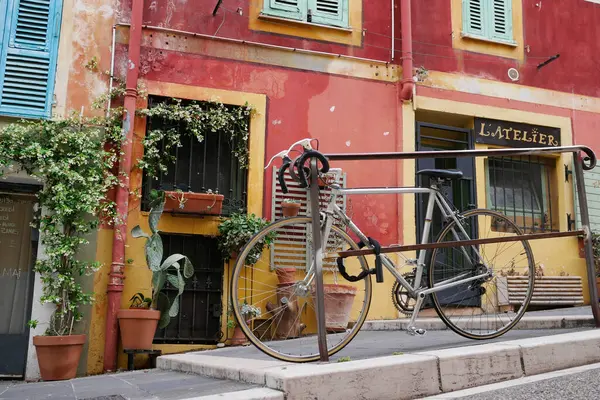 Güzel, Fransa - 23 Mayıs 2022: Eski Güzel Quartier, Fransız Riviera 'sında dar sokak manzarası.