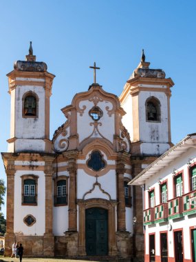 Ouro Preto, Brezilya - 3 Mayıs 2024: Minas Gerais 'nin en zengin kiliselerinden biri olan ünlü barok mimarisi ile Nossa Senhora do Pilar Kilisesi cephesi