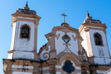 Ouro Preto, Brezilya - 3 Mayıs 2024: Minas Gerais 'nin en zengin kiliselerinden biri olan ünlü barok mimarisi ile Nossa Senhora do Pilar Kilisesi cephesi
