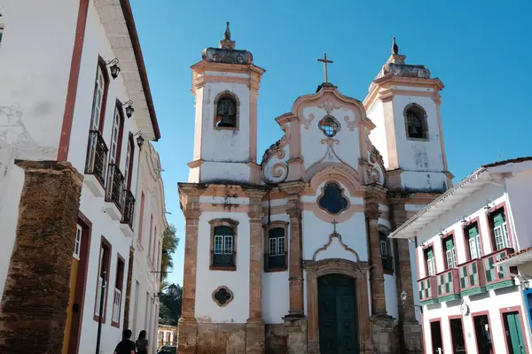 Ouro Preto, Brezilya - 3 Mayıs 2024: Minas Gerais 'nin en zengin kiliselerinden biri olan ünlü barok mimarisi ile Nossa Senhora do Pilar Kilisesi cephesi