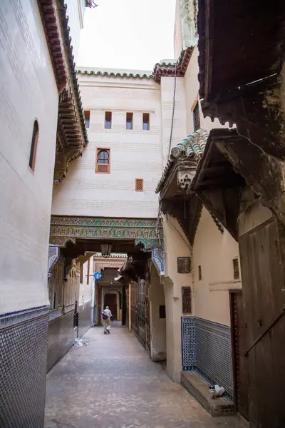 Fes, Fas - 12 Ekim 2015: Fes Medina 'nın tipik mimarisi ve dar yolları ile boş sokakları