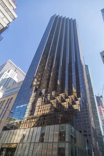 New York City, New York, ABD - 15 Ekim 2013: Manhattan 'daki Trump Tower dikey bir fotoğrafta köşegen bir perspektife sahip