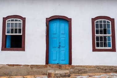 Tiradentes, Minas Gerais, Brezilya tarihi kasabasında bir sömürge evinin renkli kapı ve pencereleri