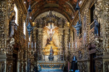 Rio de Janeiro, Brezilya - 15 Ağustos 2024: Largo da Carioca 'daki So Francisco da Penitencia Kilisesi' nin altın ve barok iç mimarisi