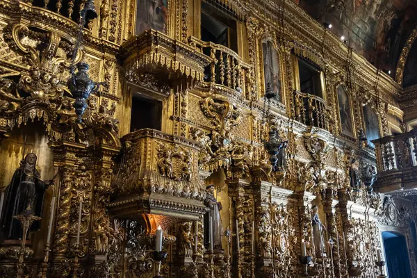 Rio de Janeiro, Brezilya - 15 Ağustos 2024: Largo da Carioca 'daki So Francisco da Penitencia Kilisesi' nin altın ve barok iç mimarisi