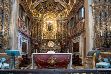 Rio de Janeiro, Brezilya - 15 Ağustos 2024: Largo da Carioca 'daki Saint Anthony manastırının altın ve barok iç mimarisi.