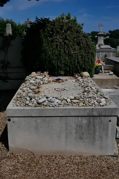 Saint Paul de Vence, Fransa - 25 Mayıs 2022: Ünlü Rus Fransız sanatçı Marc Chagall 'ın mezarı, Fransa' nın güneyinde bir köy mezarlığına gömüldü.