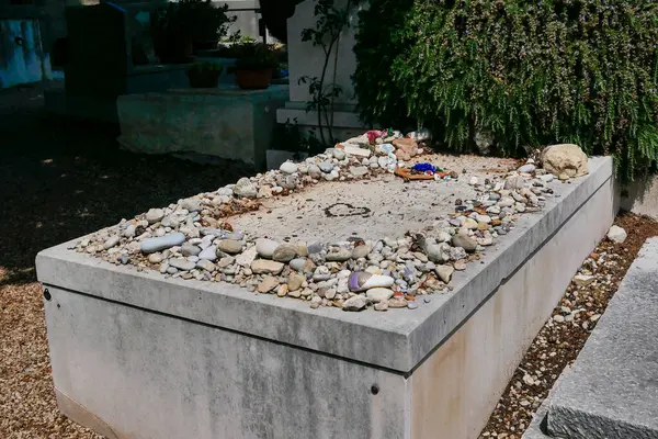 Saint Paul de Vence, Fransa - 25 Mayıs 2022: Ünlü Rus Fransız sanatçı Marc Chagall 'ın mezarı, Fransa' nın güneyinde bir köy mezarlığına gömüldü.