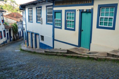 Ouro Preto, Brezilya - 2 Mayıs 2024: Ouro Preto, Minas Gerais 'in tipik koloni evleri ve sokakları.
