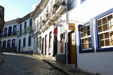 Ouro Preto, Brezilya - 2 Mayıs 2024: Ouro Preto, Minas Gerais 'in tipik koloni evleri ve sokakları.