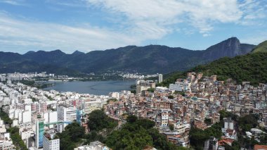Rio de Janeiro, Brezilya - 15 Kasım 2022: Ipanema ve Cantagalo gecekondu bölgesinin havadan görünüşü, arkasında dağlar olan Rio de Janeiro da dahil olmak üzere.