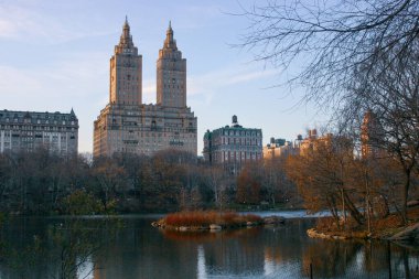 New York, New York, New York, ABD - 18 Aralık 2008: San Remo ve diğer binalar kışın Central Park 'ta göl önü olarak görülür.